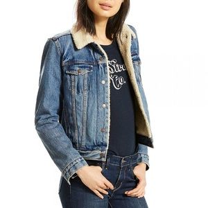 Levi’s • Classic Sherpa Trucker Jean Jacket XS